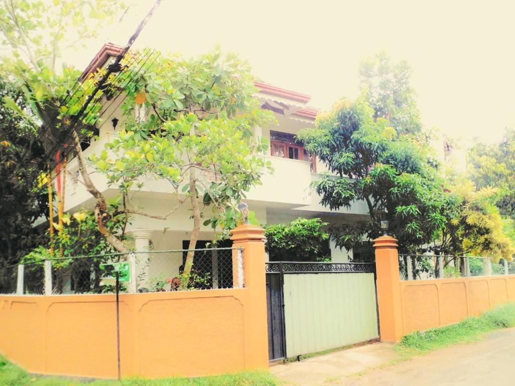 The Tourist Balcony Apartment Negombo Ngoại thất bức ảnh